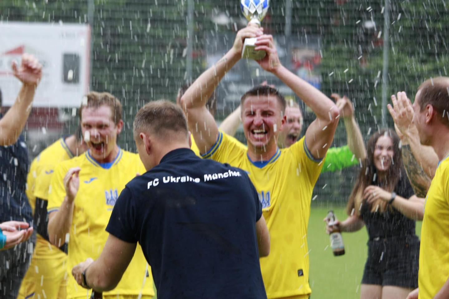 Feier der Mannschaft des FC Ukraine München e.V. /de/posts/002_we_are_champions_c_klasse/img1.jpg